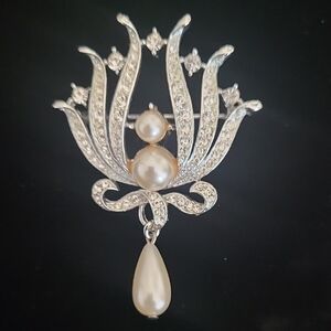 Vintage signed LISNER Baroque Design girandole/chandelier Brooch
